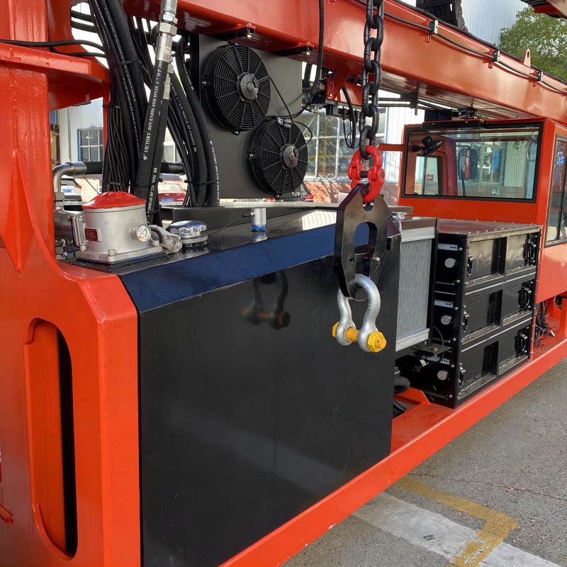 Büyük Boy Ağır Yükler İçin 70T Elektrikli Çatallı Taşıyıcı Kırmızı Konteyner Kaldırma Aracı